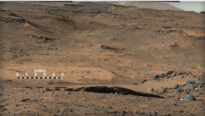 Đây cũng là một cuộc du hành ngoài dự kiến bởi Curiosity, một chiếc xe tự hành dạng robot, lẽ ra đã kết thúc nhiệm vụ vài năm trước. Tuy nhiên, chiến binh chạy bằng năng lượng Mặt Trời này... mãi không "chết" dù có thời gian ngưng hoạt động trong bão bụi toàn sao Hỏa. Thế là NASA quyết định vạch ra những lộ trình mới cho nó.