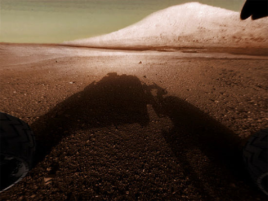 Curiosity đã dành cả tháng 8 để đi qua một đoạn đường hẹp hiểm trở gọi là Đèo Paraitepuy để đến được khu vực này, vượt qua mối lo bị "sa lầy" trong cát quá dày và địa hình nhiều đoạn dốc cũng như những ngọn đồi có thể cản trở việc nó bắt sóng với Trái Đất và tàu NRO.