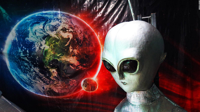 Cũng có suy đoán rằng sự kiện UFO là các thử nghiệm bay của những khí cụ bay, vũ khí cao cấp. Trong trường hợp UFO bị nhìn thấy thì đó là sự thất bại trong việc giữ bí mật, hoặc cố ý tìm cách xâm phạm thông tin tình báo.