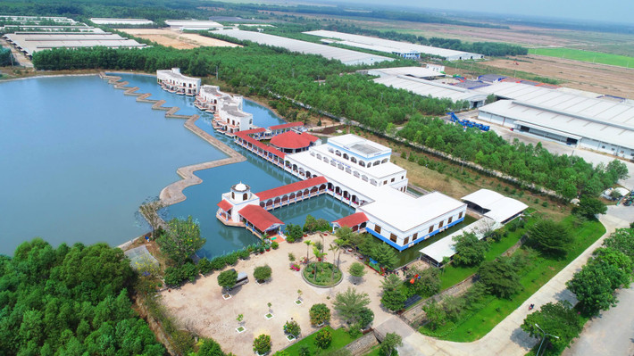Resort Bò sữa Vinamilk – “Resort” lý tưởng cho những cô bò hạnh phúc Ở một vùng đất nắng nóng, khô cằn như Tây Ninh, chắc hẳn không ai nghĩ rằng nơi đây lại có một khu “Resort” dành riêng cho những cô bò hạnh phúc. Resort Bò Sữa này được bao quanh bởi đồng cỏ tươi non bạt ngàn trải dài hàng trăm hecta, xen vào đó là những hồ nước rộng lớn, mang lại không gian mát mẻ và trong lành như quê hương ôn đới của các cô bò. Đặc biệt hơn nữa, Resort Bò Sữa Tây Ninh của Vinamilk là một trang trại “thông minh” được trang bị hệ thống quản lý công nghệ cao và vận hành tự động, giúp giảm thiểu được công việc cho nhân viên nhưng vẫn đảm bảo sự chăm sóc kỹ lưỡng 24/7 cho các cô bò sữa.