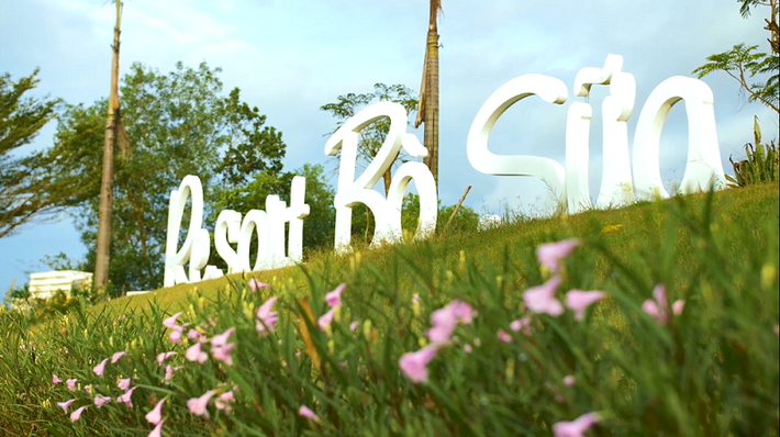 Resort Bò Sữa Vinamilk Tây Ninh – Resort lý tưởng cho những cô bò hạnh phúc Theo đại diện của Vinamilk, việc ứng dụng cách mạng công nghệ 4.0 toàn diện như hệ thống tự động hóa và trí thông minh nhân tạo (AI) vào việc quản lý, vận hành trang trại sẽ đảm bảo đàn bò luôn được chăm sóc tối ưu, kỹ lưỡng từ đó các cá thể có sức khỏe tốt, cho ra năng suất cao và chất lượng sữa tươi nguyên liệu đạt tiêu chuẩn cao. Toàn bộ trang trại sử dụng rất nhiều phầm mềm quản lý, từ quản lý khẩu phần, quản lý dinh dưỡng, quản lý sức khỏe bò bê, quản lý đàn, quản lý máy móc thiết bị… các phần mềm này được tích hợp, liên kết và đưa lên điện toán đám mây, giúp cho việc lưu trữ, phân tích và truy cập luôn dễ dàng, thuận tiện.