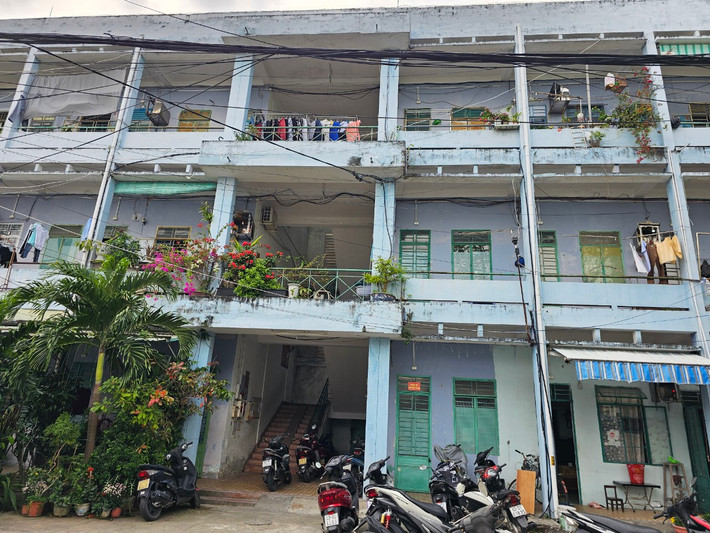 Đại diện Sở Xây dựng Đà Nẵng cho biết, thời gian qua, Trung tâm Quản lý và Khai thác nhà phối hợp với chính quyền địa phương đã tổ chức khảo sát nhu cầu bố trí thuê, mua nhà ở xã hội đối với các hộ dân thuộc diện di dời, giải toả tại các chung cư này.