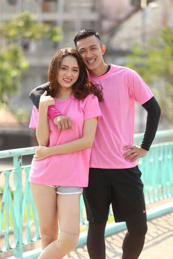 Còn nhớ vào năm 2014, có nhiều tin đồn nghi ngờ mối quan hệ giữa Hương Giang Idol và người bạn đồng hành cùng cô trong một chương trình truyền hình thực tế - Criss Lai. Từ việc cả hai chủ động liên hệ với ban tổ chức chọn áo màu hồng cho đến những lần phối hợp ăn ý trong các thử thách của chương trình dù cũng không ít lần xảy ra tranh cãi.
