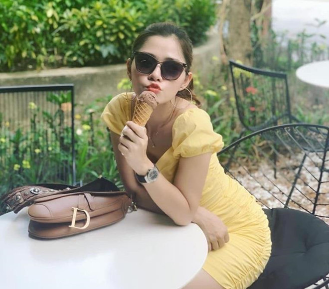 Chị gái Chi Pu tên là Nguyễn Thùy Vân, sinh năm 1982. Không theo con đường nghệ thuật như em gái, 8X vẫn được nhiều người chú ý khi sở hữu vẻ ngoài ưa nhìn.