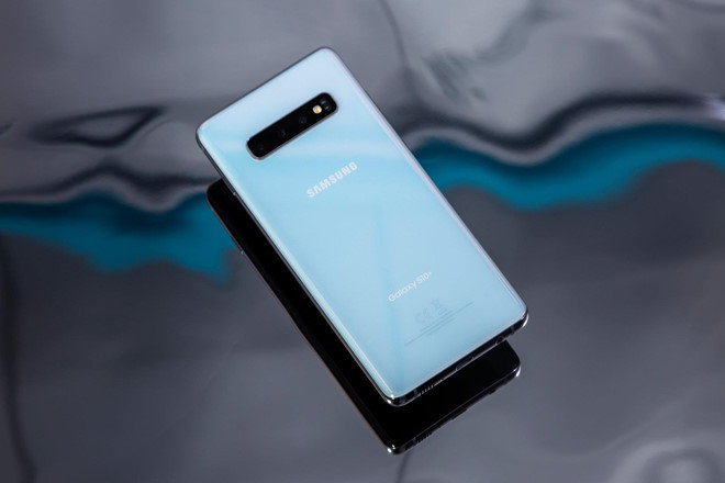 Sạc không dây ngược Một lần nữa, Apple lại đi sau các đối thủ như Huawei, Samsung. Galaxy S10 của Samsung có thể sạc cho các thiết bị chuẩn Qi như Galaxy Watch Active, Galaxy Buds bằng cách kích hoạt chế độ và đặt chúng ở mặt lưng của máy.