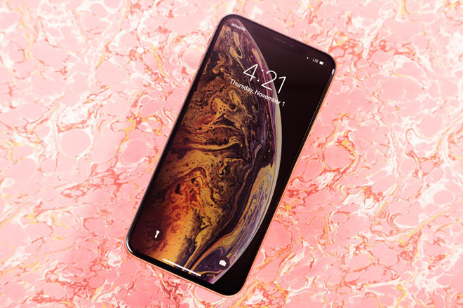 Apple thường giới thiệu iPhone mới vào tháng 9 mỗi năm. 2019 có thể không ngoại lệ. 2 năm gần nhất, Apple đều ra mắt 3 mẫu iPhone mới. Người ta kỳ vọng điều tương tự diễn ra vào năm nay. Thay đổi lớn nhất có thể xuất hiện trên iPhone mới là hệ thống 3 camera phía sau. Còn khoảng 3 tháng trước khi các sản phẩm mới ra mắt. Dưới đây là những gì người ta đã biết về các sản phẩm này: 3 model, kích thước màn hình không đổi Mặc dù tên gọi của sản phẩm vẫn là ẩn số, người ta tin rằng Apple sẽ ra mắt các phiên bản kế nhiệm của iPhone XS, XS Max và XR với kích thước màn hình giữ nguyên. Có một điểm gây nhiều tranh cãi hiện nay là model rẻ nhất trong bộ 3, chiếc XR 2019, sẽ sử dụng màn hình OLED hay LCD. Nhiều nguồn tin cho rằng Apple sẽ sử dụng màn hình OLED cho cả 3 sản phẩm nhưng nhà phân tích Ming-Chi Kuo lại khẳng định vẫn có một model dùng màn hình LCD.