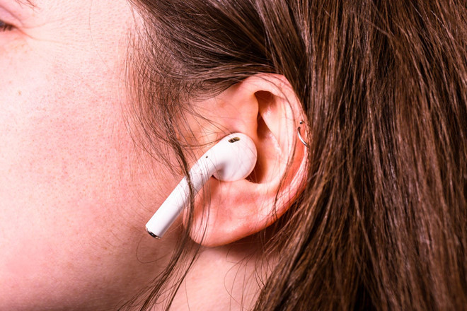 Kết nối Bluetooth với 2 thiết bị cùng lúc Nếu bạn muốn chia sẻ một bài hát trên iPhone với ai đó, bạn hẳn sẽ hưởng ứng tính năng này. iPhone mới được cho sẽ hỗ trợ dual Bluetooth, cho phép nó stream audio cho 2 thiết bị cùng lúc. Các smartphone Android của Samsung hiện đã hỗ trợ tính năng này.