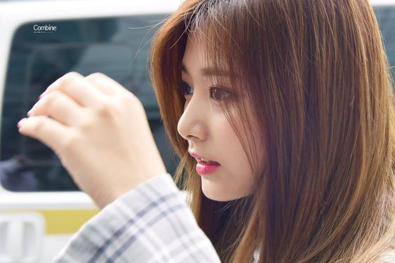 Nhiều ý kiến cho rằng diện mạo ngoài đời của Tzuyu còn xinh đẹp, cuốn hút chẳng kém hình ảnh trên TV hay tạp chí. Vẻ đẹp tự nhiên, vừa trong sáng vừa quyến rũ của em út nhóm TWICE nhiều lần trở thành chủ đề gây chú ý trên cộng đồng mạng.