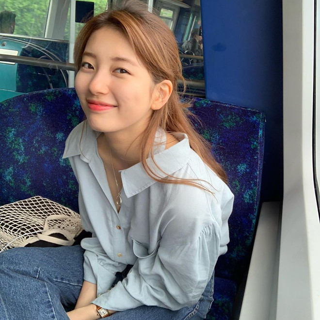 Vốn nổi tiếng bởi vẻ ngoài xinh đẹp tự nhiên, Suzy không ít lần khiến người hâm mộ phải trầm trồ với nhan sắc không qua chỉnh sửa ảnh. Nhiều ý kiến cho rằng ngoài đời cô còn xinh đẹp, cuốn hút hơn trên màn hình. Cựu thành viên nhóm Miss A thường xuyên để mặt mộc khi xuất hiện tại sân bay, chụp hình tạp chí hay đi quay game show.