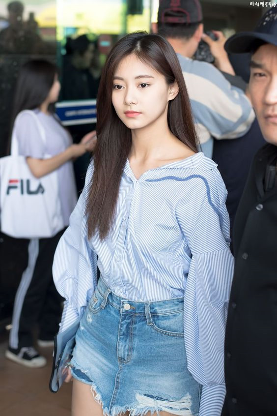 Tzuyu (TWICE): Em út nhóm TWICE là nữ thần tượng ngoại quốc duy nhất được coi là “báu vật quốc dân” của làng giải trí xứ kim chi. Mỹ nhân sinh năm 1999 được biết đến từ sau chương trình thực tế Sixteen. Với vóc dáng cân đối, gương mặt phảng phất vẻ bí ẩn, nữ thần tượng người Đài Loan nhanh chóng sở hữu lượng fan đông đảo cả ở trong lẫn ngoài nước.