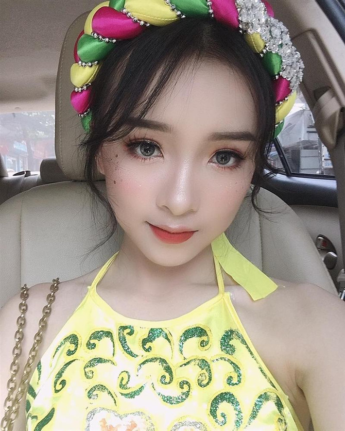Nữ sinh này tiết lộ cũng vừa trải qua kỳ thi THPT Quốc gia và nguyện vọng của cô nàng là trở thành tân sinh viên Quản trị Khách sạn của ĐH Phương Đông.