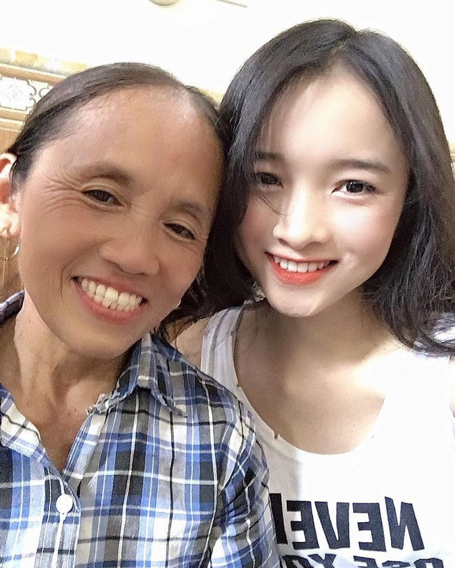 Cách đây vài tháng Bà Tân vừa đạt "kênh YouTube 1 triệu sub nhanh nhất Việt Nam", hôm nay bà tiếp tục phá luôn kỷ lục 2 triệu sub. Có lẽ bà Tân có số sinh ra để làm Vlog. Kể từ khi nổi tiếng, từ người già đến trẻ nhỏ đều mong muốn có một ngày được chụp ảnh chung cùng người phụ nữ gốc Bắc Giang. Và cô gái dưới đây cũng là một trường hợp như vậy. Mới đây, cô bạn Đào Thị Quỳnh (sinh năm 2001) bất ngờ được nhiều người truy tìm danh tính khi khoe ảnh xinh đẹp bên bà Tân Vlog lên Instagram cá nhân. Ngoài làn da trắng, nụ cười duyên của cô bạn này cũng khiến bao chàng say như điếu đổ.