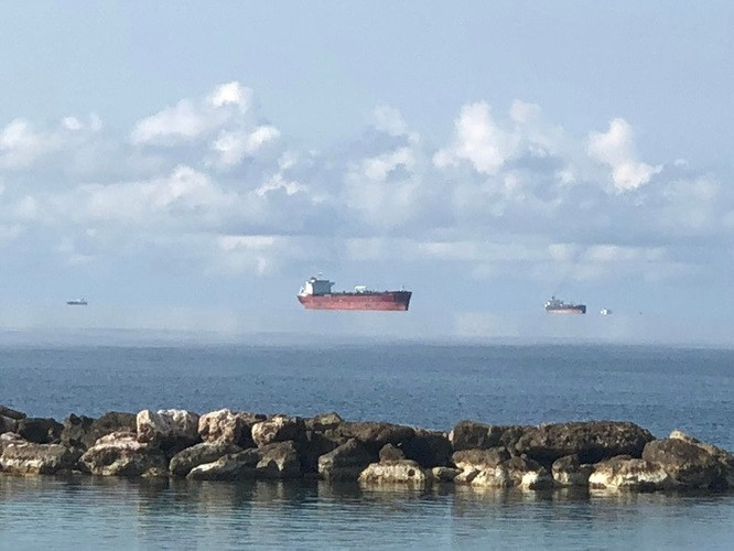 Một ví dụ điển hình của Fata Morgana, ảo ảnh gây ra bởi sự thay đổi nhiệt độ khiến các tia sáng đến mắt bị bẻ cong.