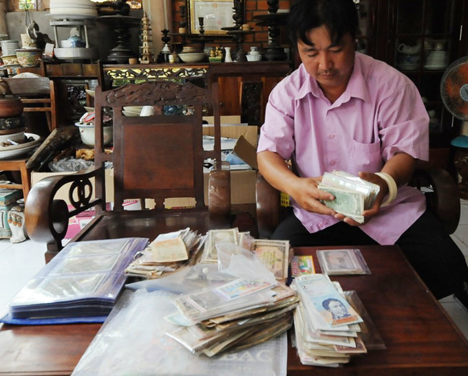 Anh Lâm Văn Cường - giáo viên dạy Mỹ thuật ở Trường THCS Phú Thuận (huyện Thoại Sơn, tỉnh An Giang) cho biết, anh đã sưu tầm hơn 300 bộ tiền xưa của Việt Nam.