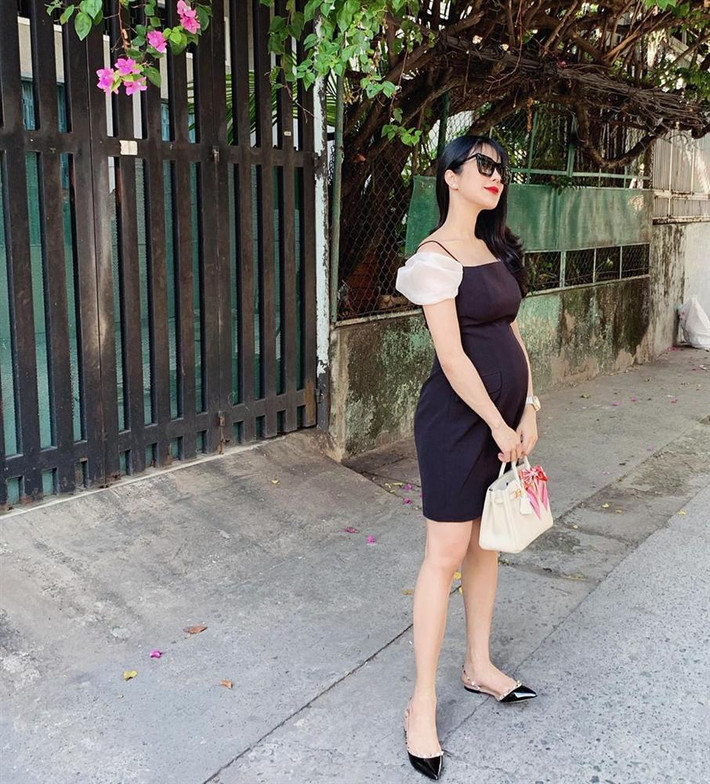 Đính kèm hình ảnh, Diệp Lâm Anh bất ngờ tiết lộ cô và Pông Chuẩn được Thu Trang lựa chọn làm phù dâu trong đám cưới. Tuy nhiên, họ đều đã bị "cắt show" phù dâu sát thềm hôn lễ chỉ vì... đang mang bầu lớn. "Đứa 6 tháng, đứa hơn 8 tháng rồi nên là hai phù dâu bị cắt show trước giờ G. Trang ơi... hãy vững bước lên nhé. Love you", Diệp Lâm Anh hài hước nhắn nhủ Đàm Thu Trang.