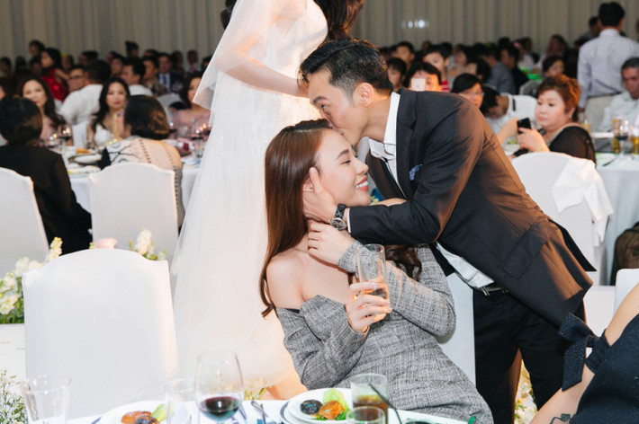 Trước đó, Đàm Thu Trang và Cường Đô La tình tứ bên nhau trong đám cưới Diệp Lâm Anh.