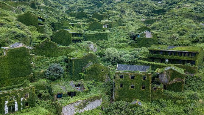 Thực vật bao phủ tạo vẻ đẹp như trong cổ tích cho ngôi làng. (Ảnh: CNN)