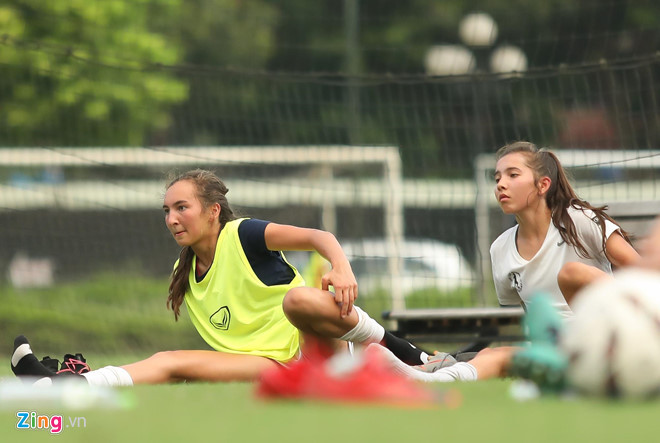 Hai chị em Chelsea Le và Kyah Le Giữa tháng 8 vừa qua, thông tin hai chị em Việt kiều Chelsea Le (trái) và Kyah Le thử việc cho đội tuyển U19 Việt Nam thu hút nhiều sự chú ý. Cả hai gây ấn tượng bằng chiều cao nổi bật và khả năng hòa nhập nhanh.