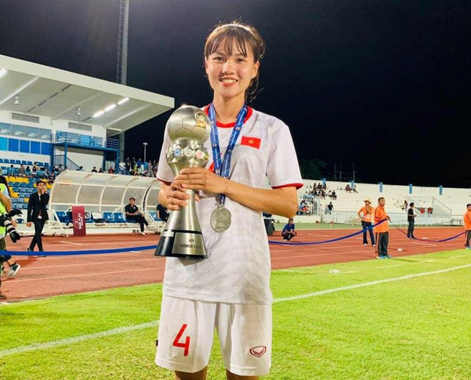 Nguyễn Thanh Huyền Sau chiến thắng của đội tuyển nữ Việt Nam tại AF Cup 2019, hậu vệ Nguyễn Thanh Huyền là cái tên được nhiều người tìm kiếm nhờ ngoại hình nổi bật. Thanh Huyền (sinh năm 1996) đang chơi ở vị trí hậu vệ trong màu áo của CLB Hà Nội. Cô sở hữu chiều cao nổi bật 1,72 m.