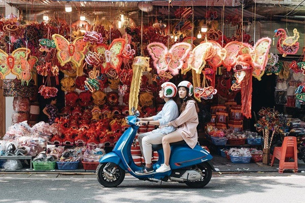 Gần phố Phùng Hưng, Hàng Mã xưa nay cũng nổi tiếng là khu phố thu hút giới trẻ check-in mỗi dịp Trung thu. Tuyến phố trải dài với các gian hàng bán đồ thủ công, đồ chơi truyền thống đủ màu... tạo nên nét đẹp riêng. Ảnh: duchoangg.