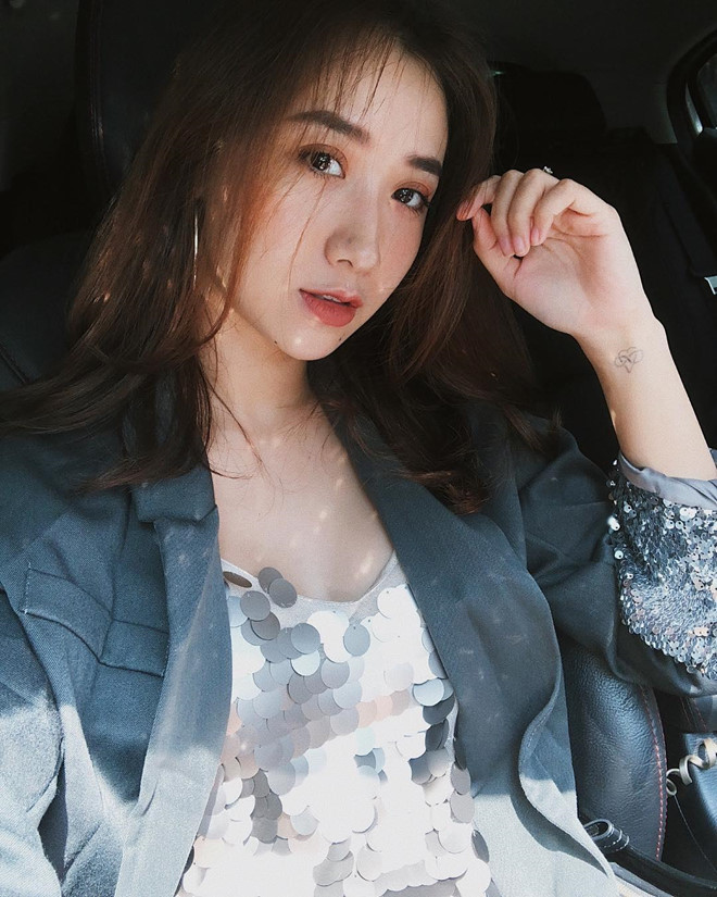 Kiều Ly theo đuổi phong cách thời trang sexy, gợi cảm. Trên trang cá nhân, cô thường xuyên chụp ảnh khoe thân hình chuẩn. Mới đây, 9X khoe tậu ôtô tiền tỷ nhờ 2 năm tập trung kinh doanh.