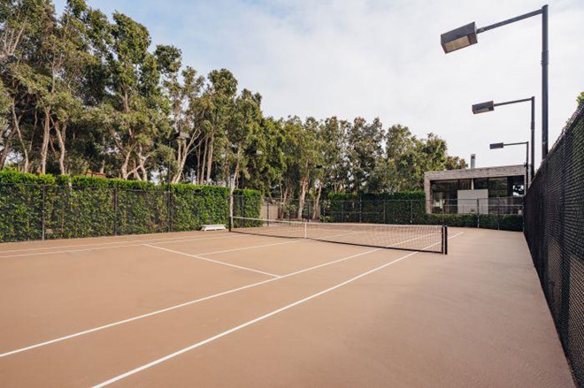 Những tiện ích của biệt thự còn có phòng tập thể dục trong nhà và sân tennis ngoài trời.