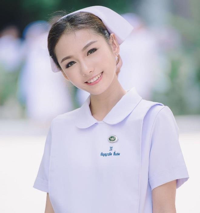 Đó là Namkhing Kanyapak (sinh năm 1994) làm y tá tại một bệnh viện ở Thái Lan. Sau khi được chú ý, trang cá nhân của Namkhing nhận "bão" follow, lời mời kết bạn. Nhiều người thậm chí còn tìm đến nơi làm việc của 9X để được tận mắt nhìn thấy cô.