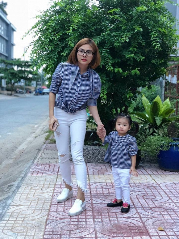 Không thuê hẳn cửa hàng giống Hồ Ngọc Hà, Vân Trang làm theo cách truyền thống là đăng những trang phục không dùng đến lên mạng.