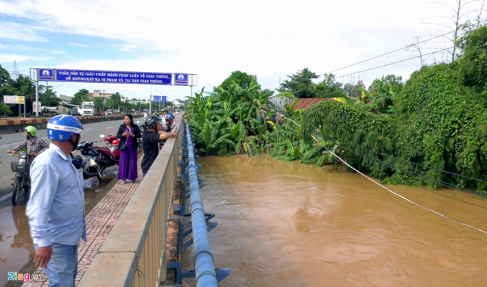 Lũ về đột ngột còn khiến nhiều hộ dân mắc kẹt trong nhà. Khu phố 1 của phường Tân Đồng là nơi bị ngập nặng nhất.