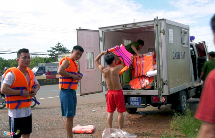 UBND tỉnh Bình Phước sáng nay đã điều hàng trăm công an đến sơ tán người dân bị mắc kẹt và hỗ trợ di dời tài sản.
