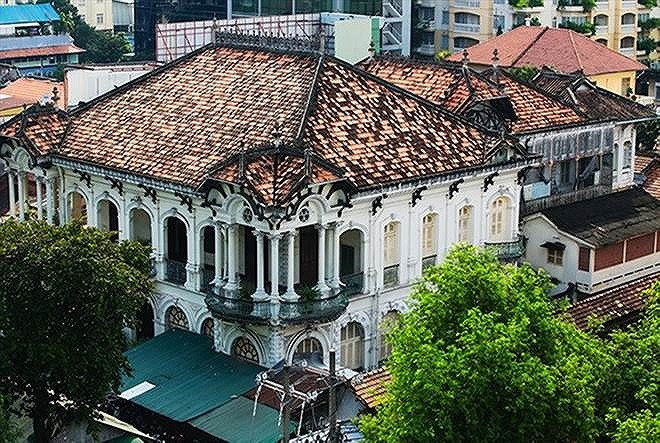 Được xây dựng cách đây gần trăm năm, dinh thự tọa lạc tại số 110-112 Võ Văn Tần được đánh giá là công trình có giá trị kiến trúc và lịch sử bậc nhất tại TP HCM. Ảnh: Tiền phong.
