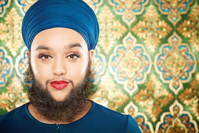 Phụ nữ có râu rậm và dài nhất: Danh hiệu này thuộc về Harnaam Kaur, ở Slough, Berkshire, Anh. Năm 2015, phần râu dài nhất của Harnaam là hơn 12 cm, khi cô 24 tuổi 282 ngày. Ảnh: Msn.