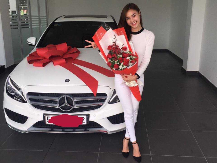 Dù ở độ tuổi 29, Ninh Dương Lan Ngọc có được vị trí nhất định trong showbiz Việt. Ít ai biết rằng ngoài sự nghiệp đang lên, cô còn có cuộc sống khá giàu có. Để thuận tiện cho việc di chuyển trong thành phố, Ninh Dương Lan Ngọc từng mạnh dạn mua xe hơi gần 2 tỷ đồng.