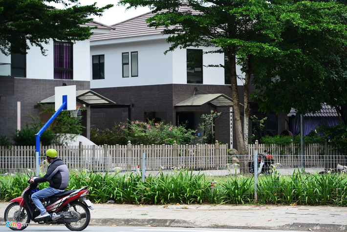 Dãy hàng rào sắt bên vỉa hè này chỉ cao hơn 1 m. "Với hàng rào quá thấp như vậy, chỉ cần nhảy qua là có thể xâm nhập vào bên trong khu biệt thự dễ dàng", một người dân gần khu vực này cho hay.