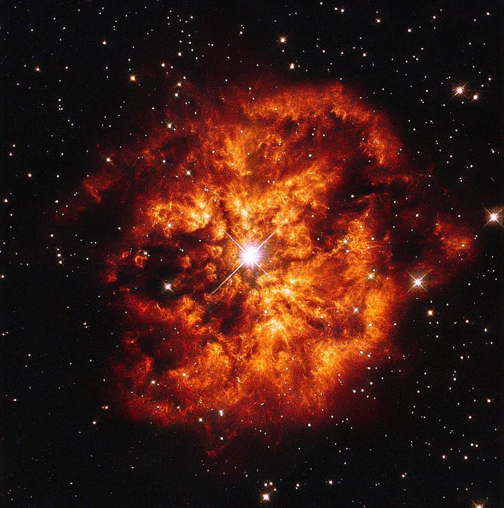 Ngôi sao Wolf-Rayet 124, nằm ở gần trung tâm hình ảnh, rộng khoảng sáu năm ánh sáng, tạo ra tinh vân xung quanh gọi là M1-67.