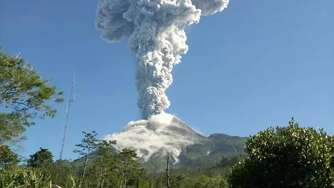 Núi lửa Merapi nằm trong trạng thái cảnh báo cấp độ 3 từ sau khi thức giấc năm 2019, nghĩa là người dân phải cách xa miệng múi 5 km. Lực lượng chức năng cho biết có thể nâng cấp cảnh báo nếu núi lửa có những hoạt động mạnh mẽ.