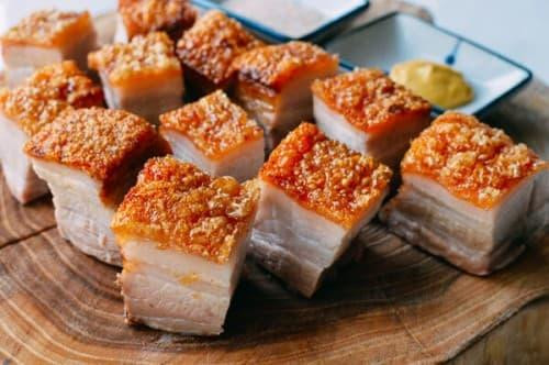 Dưới đây là một số bí quyết làm món thịt heo quay vàng rụm, giòn bì, ai ăn cũng mê mẩn. Ảnh minh họa