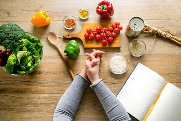 Bên cạnh chế độ ăn uống, bạn nên lưu ý những điều sau khi ra ngoài trong thời điểm ô nhiễm không khí: Đeo khẩu trang 2 lớp có tác dụng kháng khuẩn, kháng bụi tốt nhất. Vệ sinh nơi ở, thân thể, đặc biệt là làm sạch mũi hàng ngày. Hạn chế ra ngoài vào khung giờ tan tầm, thời điểm mức độ ô nhiễm ở ngưỡng cao nhất. Sử dụng các thiết bị lọc không khí tại gia đình, văn phòng,... Ảnh minh họa