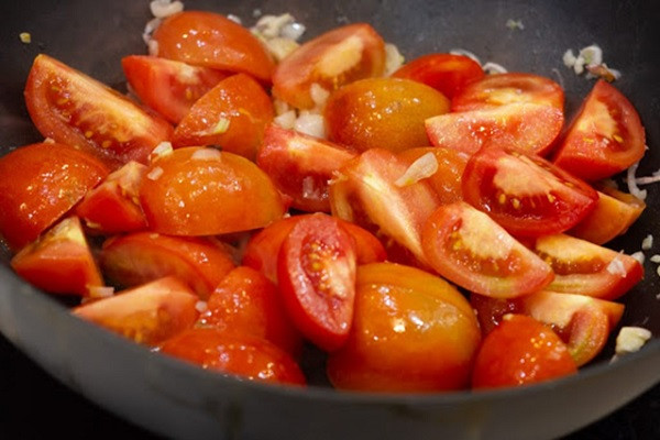 Cà chua: Vitamin C trong cà chua tăng cường miễn dịch, còn lycopene là chất chống oxy hóa mạnh mẽ, có vai trò chống viêm ở đường hô hấp. Điều này làm giảm nguy cơ mắc các vấn đề về hô hấp. Ảnh minh họa