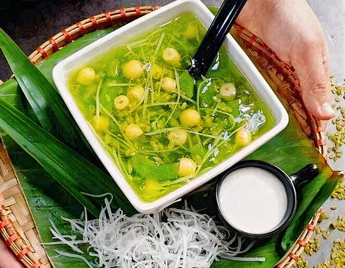 Món chè cốm dẻo không chỉ nổi bật ở hương thơm cốm mà còn có công dụng giải nhiệt, thanh mát, rất được ưa chuộng dùng làm món ăn tráng miệng. Ảnh Tapchidulich