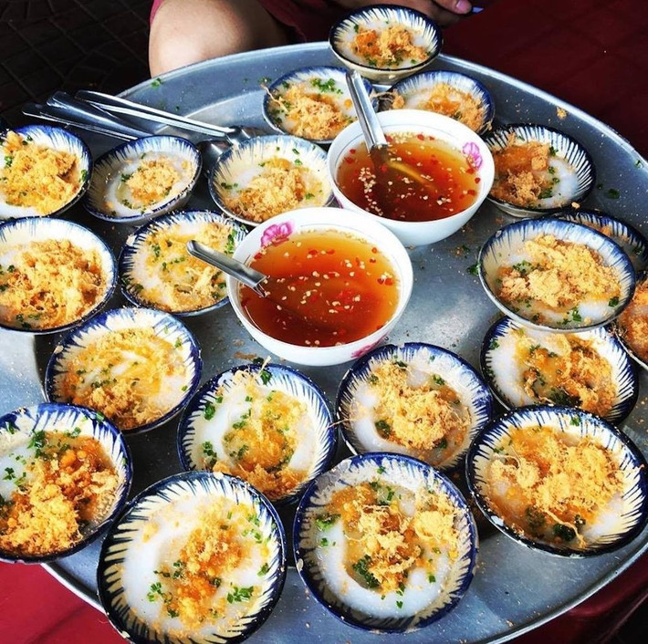 Bánh bèo chén: Bánh được đặt trong những chiếc chén nhỏ, rắc bên trên là bánh mì chiên giòn, chà bông và mỡ hành. Khi ăn, thực khách chỉ việc cho chút nước mắm chua ngọt vào, dùng muỗng múc bánh nóng ăn. Giá chỉ 10.000 đồng/ chén.