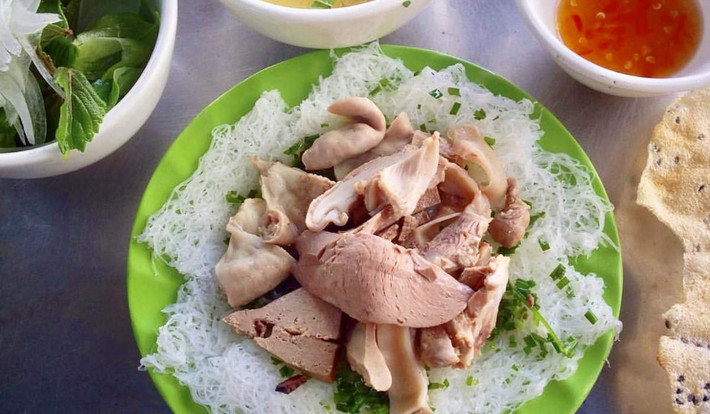 Bánh hỏi lòng heo: Món ăn là sự kết hợp dân dã nhưng tinh tế. Từ bánh tráng, bánh hỏi, lòng heo cuộn cùng rau sống và chấm nước mắm đã chế biến. Giá chỉ 15.000 - 33.000 đồng/đĩa.