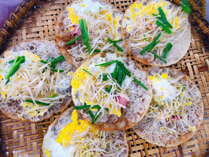 Bánh xèo: Chỉ với 15k/cái mà đầy đặn nhân như tôm, mực. Lớp bánh giòn giòn ăn kèm nước mắm tỏi chua ngọt, ăn vài chiếc cũng không thấy ngán. Ảnh luhanhVietNam