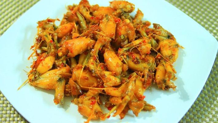 Thịt ếch: Vào dịp Tết Nguyên Đán, nhiều người thường kiêng ăn thịt ếch. Quan niệm cho rằng ếch là loài sống dưới nước, với tiếng kêu “ềch ềch” nghe như lời than vãn, mang lại điềm xấu, không may mắn. Người ta tin rằng ăn thịt ếch vào đầu năm có thể gây ra xui xẻo, khiến mọi việc không thuận lợi. Vì vậy, thịt ếch thường bị kiêng trong các bữa ăn Tết để cầu mong một năm mới đầy may mắn và bình an.