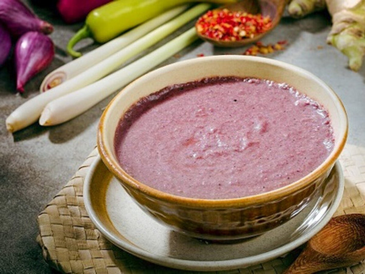 Mắm tôm: có mùi khá nặng, và người ta tin rằng mùi này sẽ mang lại sự hôi hám, điềm xui xẻo. Đặc biệt, trong những dịp lễ chùa, cúng giỗ ông bà hay đi đình, miếu vào đầu năm, mắm tôm càng được tránh xa. Mọi người tin rằng mắm tôm sẽ làm uế tạp nơi linh thiêng, gây xúc phạm đến thần linh và tổ tiên.