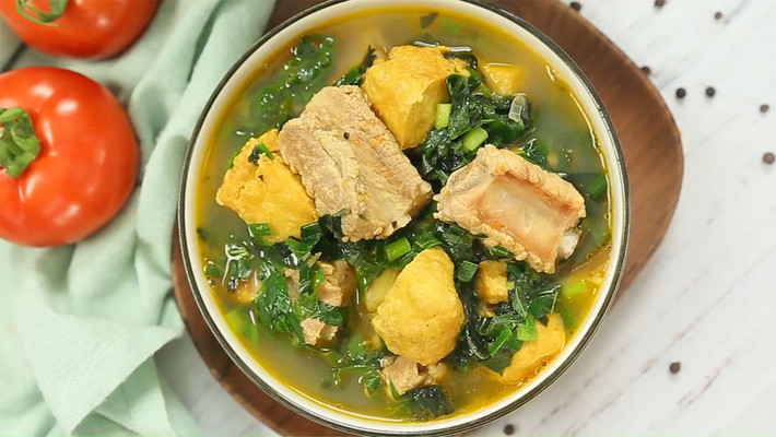 Tuy chuối là thức quả không thể thiếu trong mâm ngũ quả của người miền Bắc nhưng với người miền Nam, người ta kiêng không ăn chuối dịp đầu năm. Chữ "chuối" nói lái đi sẽ thành "chúi" theo giọng miền Nam nghĩa là không thể ngẩng lên được nên ăn chuối ngày Tết sẽ ảnh hưởng tới sự thăng tiến trong công việc. Ảnh minh họa