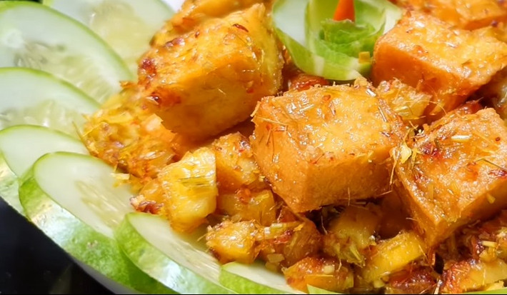 Đậu hủ sốt sả ớt: Chuẩn bị các nguyên liệu sẵn sàng. Đậu hũ cắt miếng vừa ăn, sả và ớt bằm nhỏ. Làm nóng chảo, cho dầu ăn vào chiên đậu hũ vàng đều, vớt ra để riêng. Trong một chảo khác, làm nóng dầu ăn. Cho sả, ớt vào phi cho dậy mùi thơm, rồi cho xì dầu, đường, 2 muỗng nước vào nấu sôi lên. Nêm nếm vừa khẩu vị thì cho đậu hũ đã chiên vào, đậy nắp nấu thêm 5 phút nữa là được.