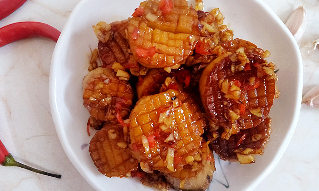 Nấm đùi gà sốt bơ: 200g nấm đùi gà (chọn loại nấm nhỏ sẽ ngon hơn), Gia vị: Bơ, tỏi, nước tương, đường, dầu vừng. Cắt nấm thành khúc, phi tỏi thái nhuyễn với bơ đến khi thơm. Cho nấm vào xào lửa vừa đến khi nấm chín mềm. Hòa xì dầu, đường, dầu vừng cùng một chút nước, rồi đổ vào chảo nấm, đảo cho sệt lại là hoàn thành. Ảnh Internet