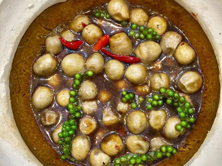 Nấm rơm kho tiêu xanh: Nấm rơm gọt rửa, ngâm nước muối pha loãng, rồi rửa lại cho sạch sẽ, để ráo. Làm nóng chảo hoặc nồi. Cho dầu ăn, boa rô 1/2 muỗng cafe tiêu xanh giã dập vào phi cho dậy mùi thơm thì tắt bếp. Cho nấm, xì dầu, đường, ớt bột vào trộn đều để 15 phút cho thấm gia vị một chút. Bật lửa lên lại, nấu sôi cho mấy chùm tiêu xanh vào.