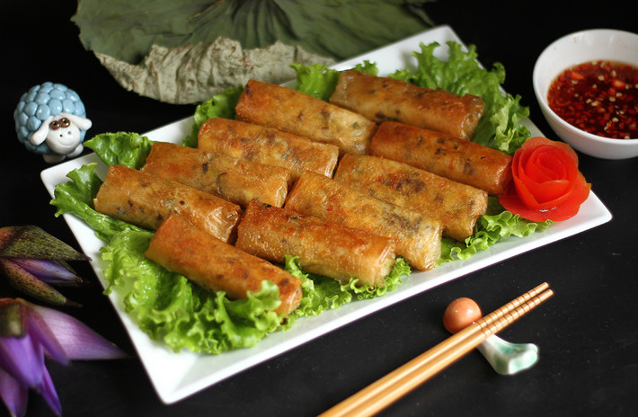 Chả ram chay: Khoai lang và cà rốt bào sợi, trộn đều với đậu xanh đã hấp chín, boa rô bằm nhỏ, tiêu, muối, bột ngọt. Cho nhân vào bánh tráng, gấp hai bên bánh tráng lại rồi cuốn. Cuốn vừa tay không chặt quá vì sẽ bị bung nứt khi chiên, cuốn nới tay quá thì chả ram sẽ bị nhiều dầu hút vào không ngon. Khi cuốn chả ram nên dùng ít giấm pha loãng với nước để thoa lên bánh tráng khi cuốn. Ảnh Internet